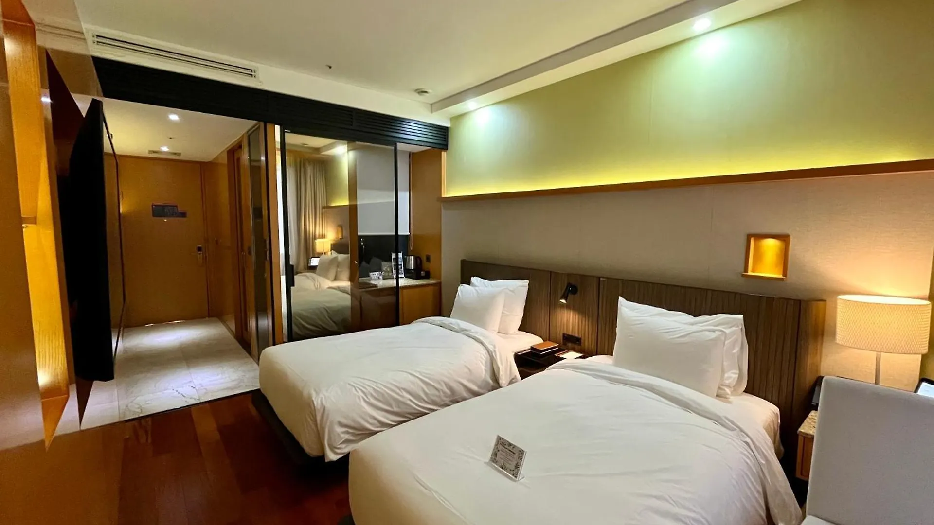 Baymond Hotel location